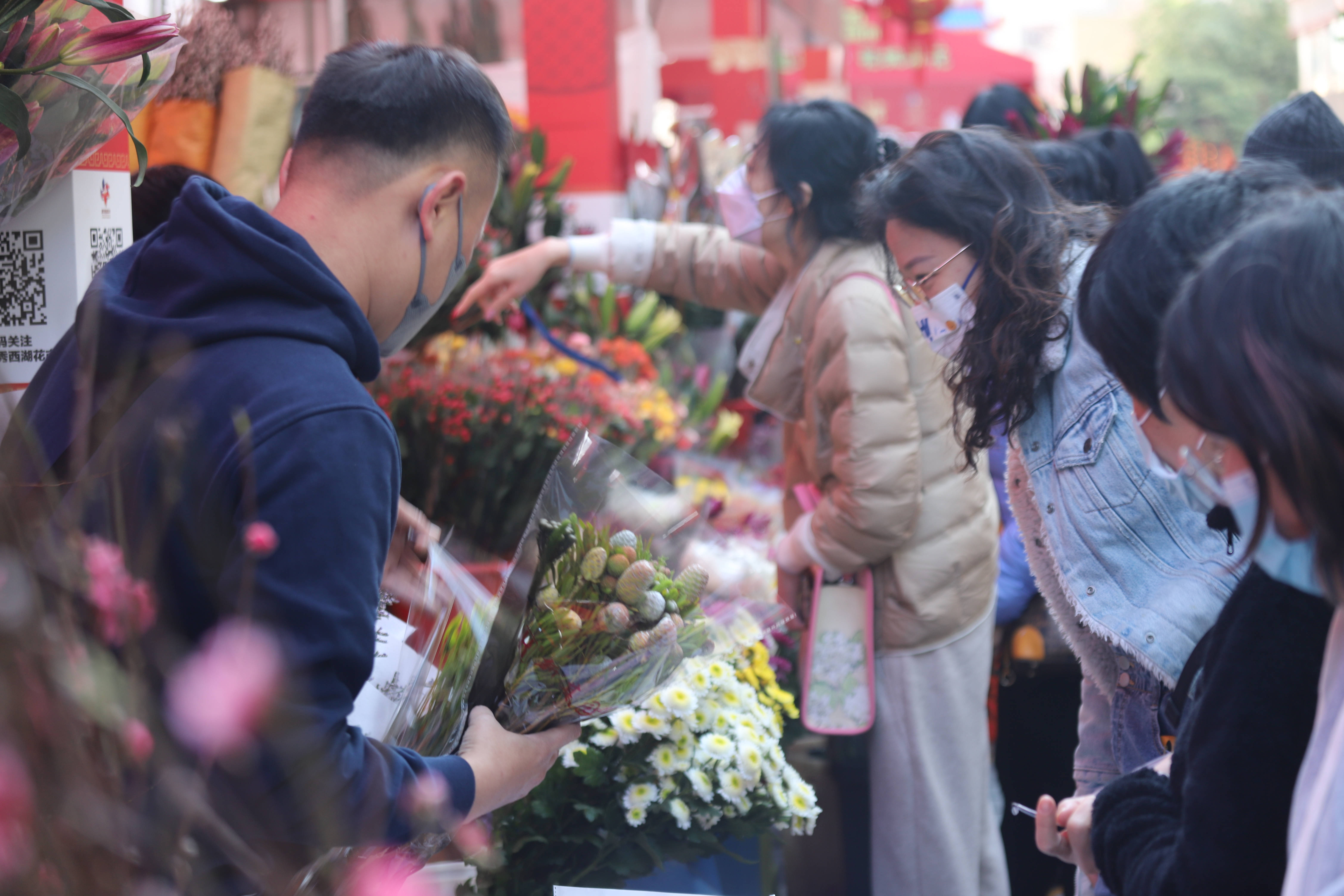 1月19日，廣州市越秀西湖花市內熱鬧非凡、百花盛放，市民正在挑選年貨和鮮花。胡嘉韻 攝