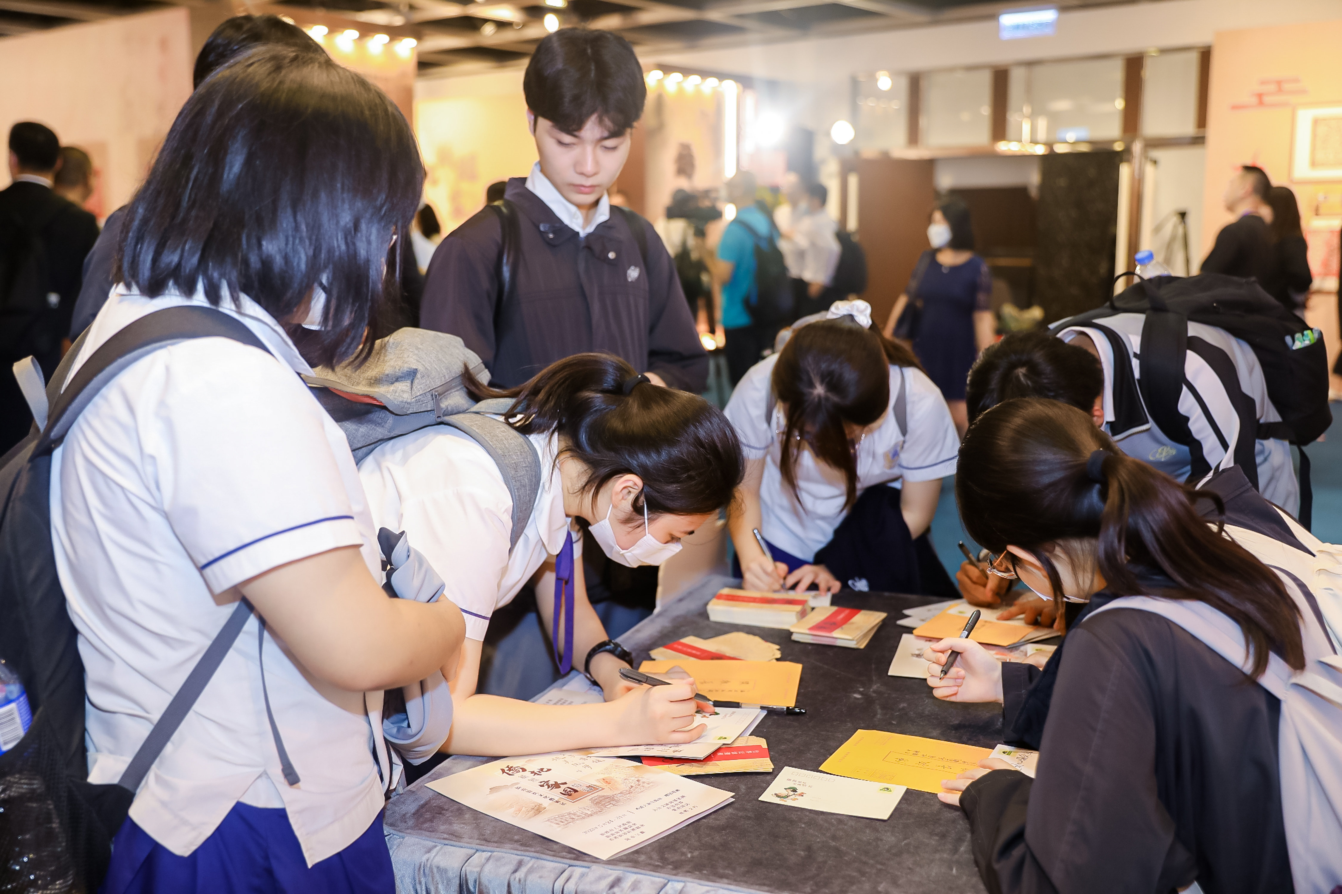 文化節(jié)期間，香港中小學(xué)生現(xiàn)場體驗手寫僑批。汕頭市委宣傳部供圖