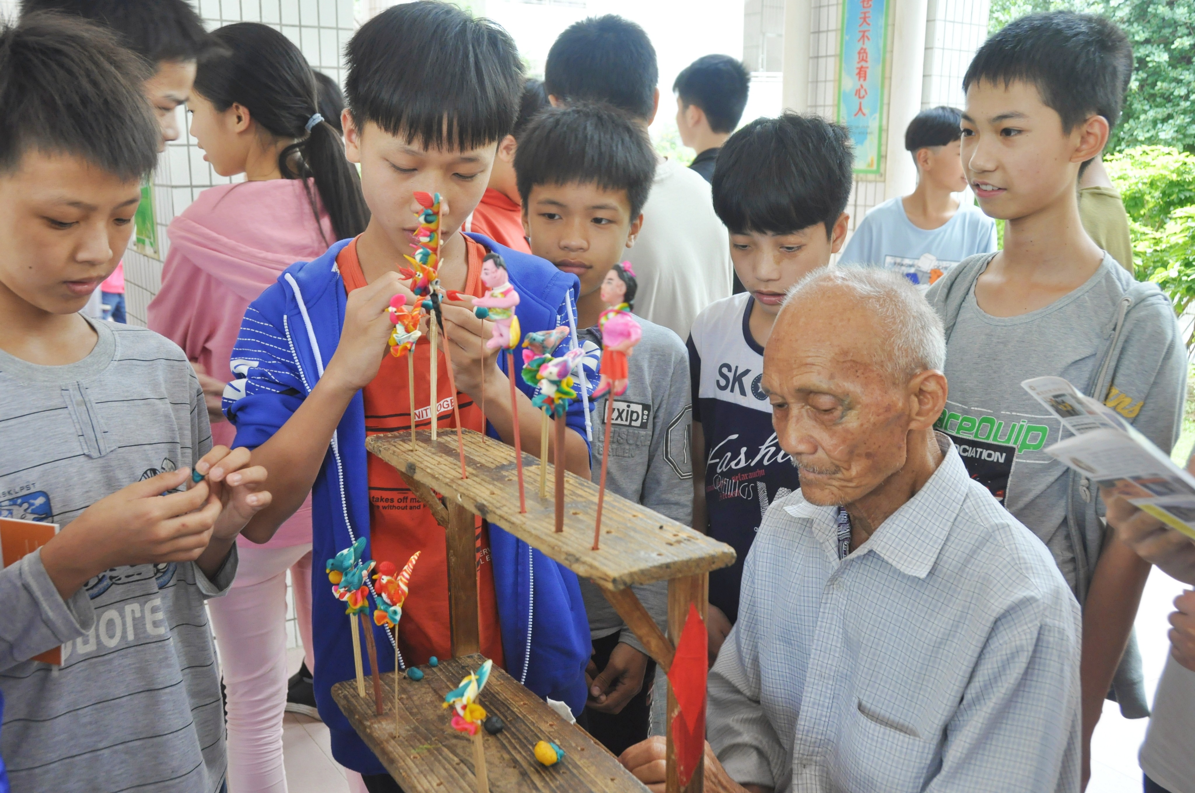 面塑藝術(shù)走進(jìn)校園，吸引學(xué)生觀賞作品、學(xué)習(xí)技藝。郁南縣委宣傳部供圖