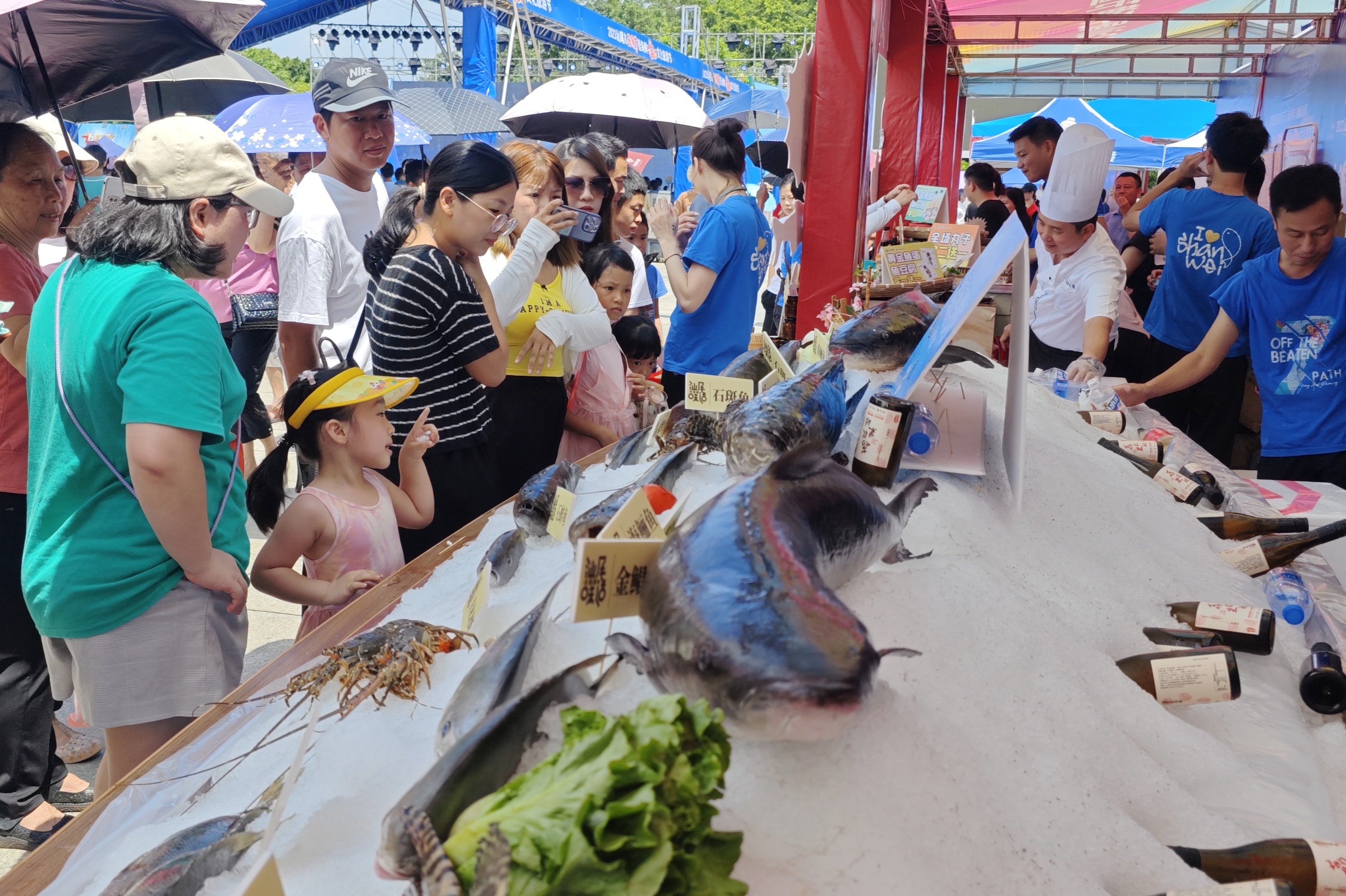 “開漁節(jié)”期間，汕尾市舉行海鮮美食文化旅游節(jié)，吸引市民游客品“鮮”。施辰亮攝