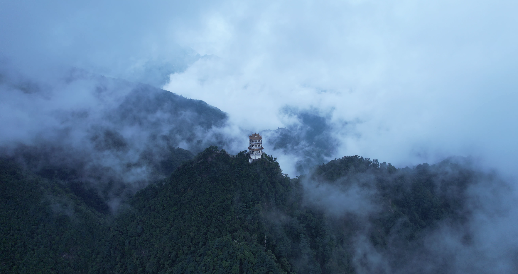 廣東南嶺國家級自然保護區(qū)小黃山頂?shù)娜榉逅?。樸馨語攝