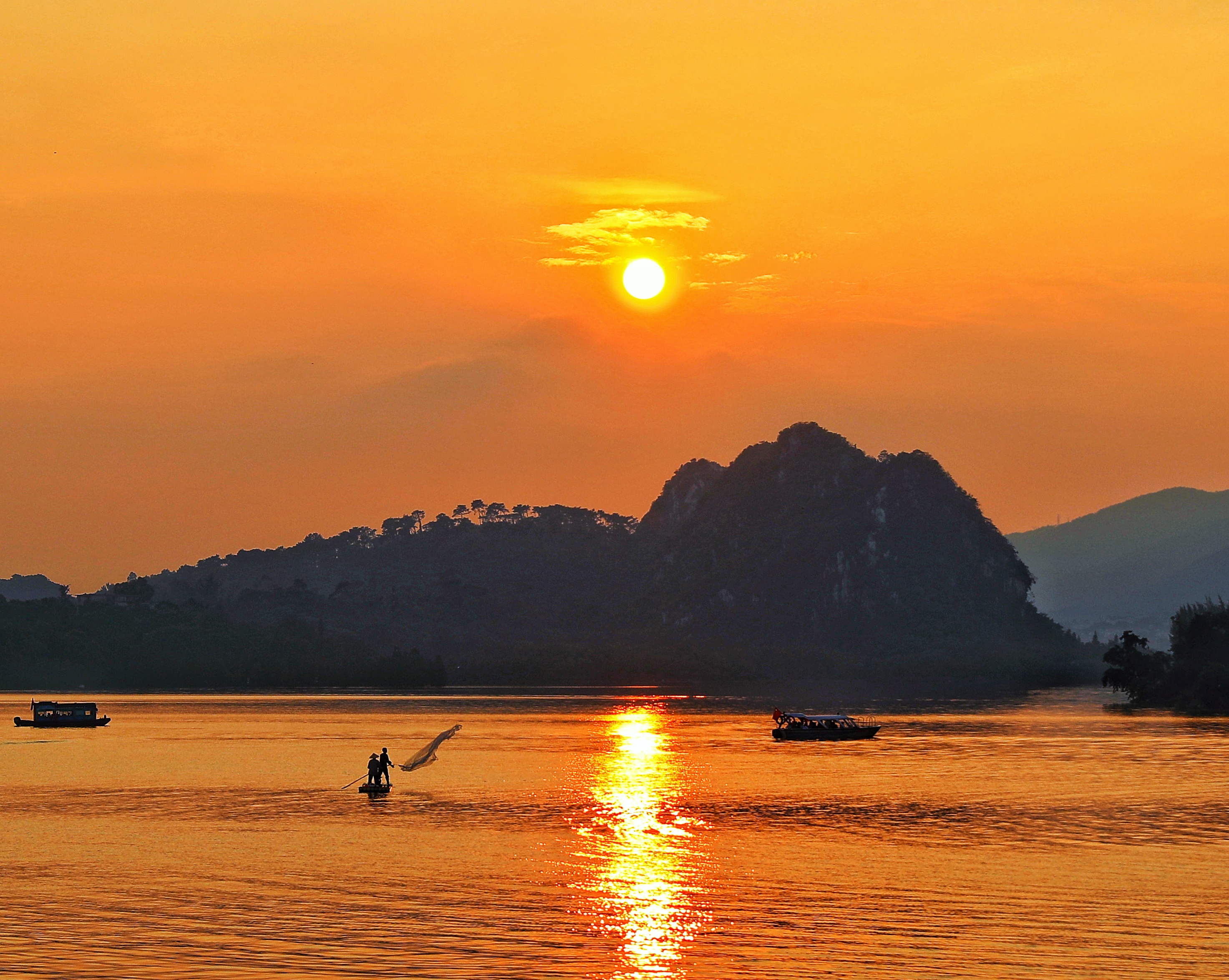 “臥佛含丹”是肇慶市星湖旅游景區(qū)在特定節(jié)氣和地理位置形成的一種天象奇觀。莫郁芬攝