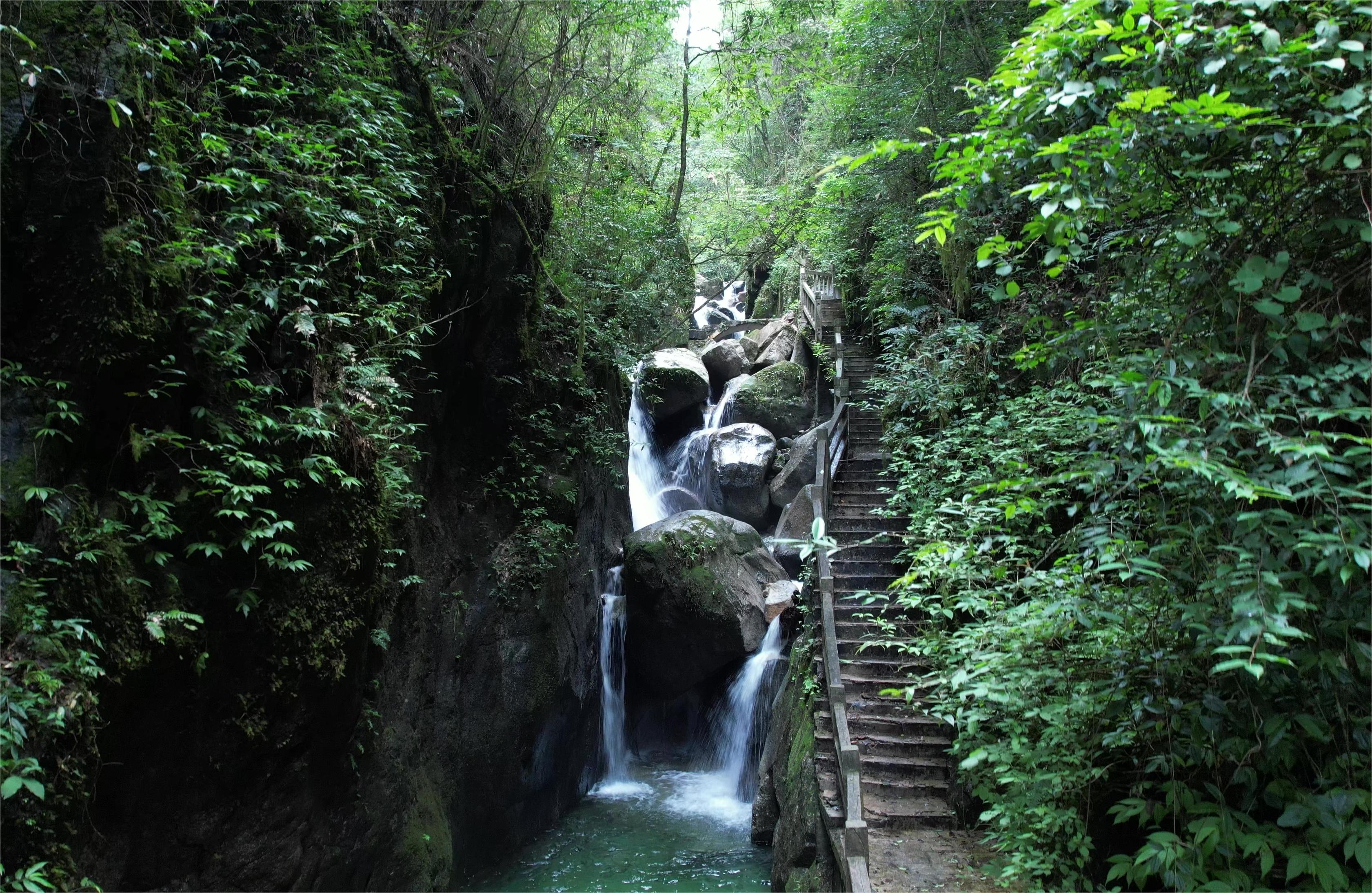 音韻瀑下游，幾層高低錯(cuò)落的石階將水流“撕”成絲絲縷縷，晶瑩剔透。樸馨語攝