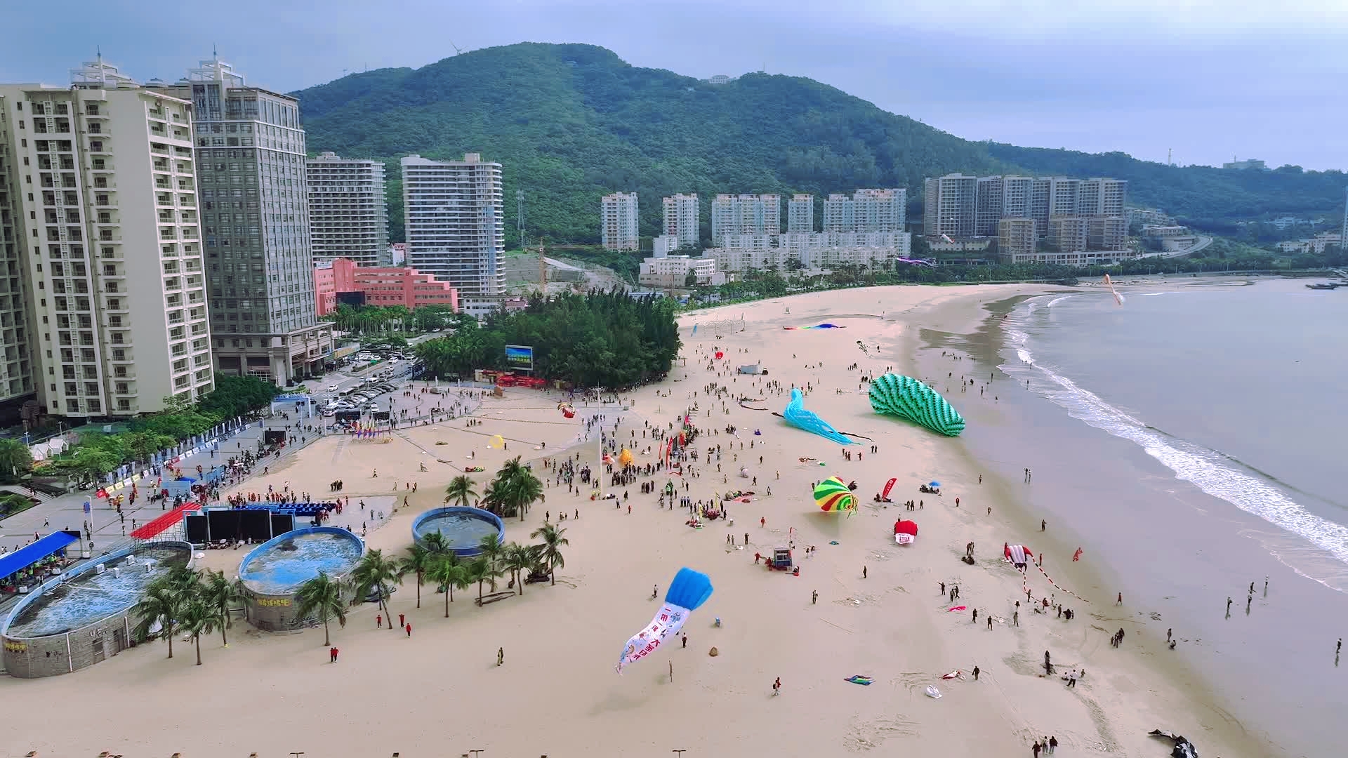 在陽江市海陵島螺洲海濱公園的海灘邊，參賽選手放飛風(fēng)箏。張杰攝