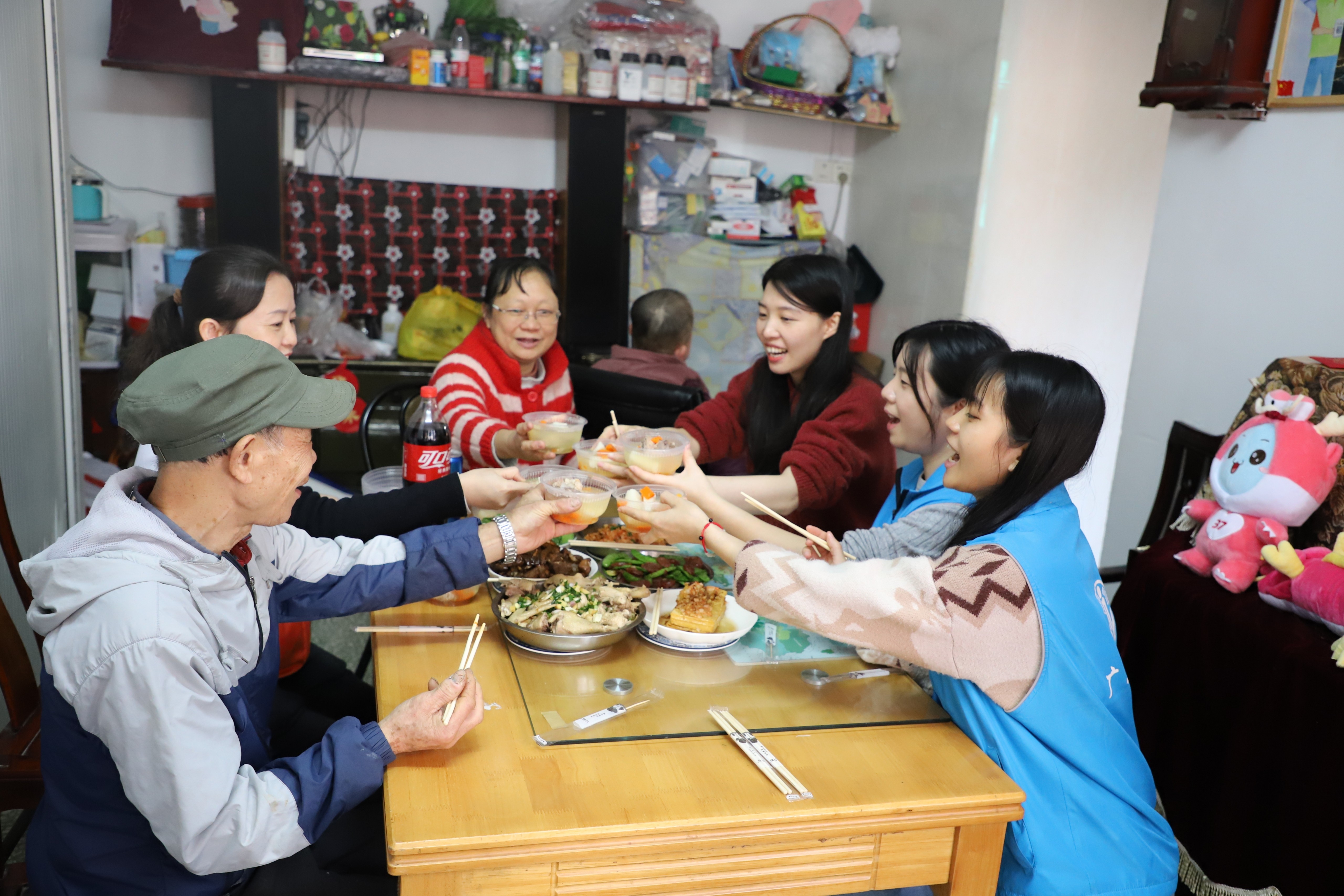 吃著暖心的團(tuán)年飯，大家一起迎接新的一年。人民網(wǎng) 寧玉瑛攝