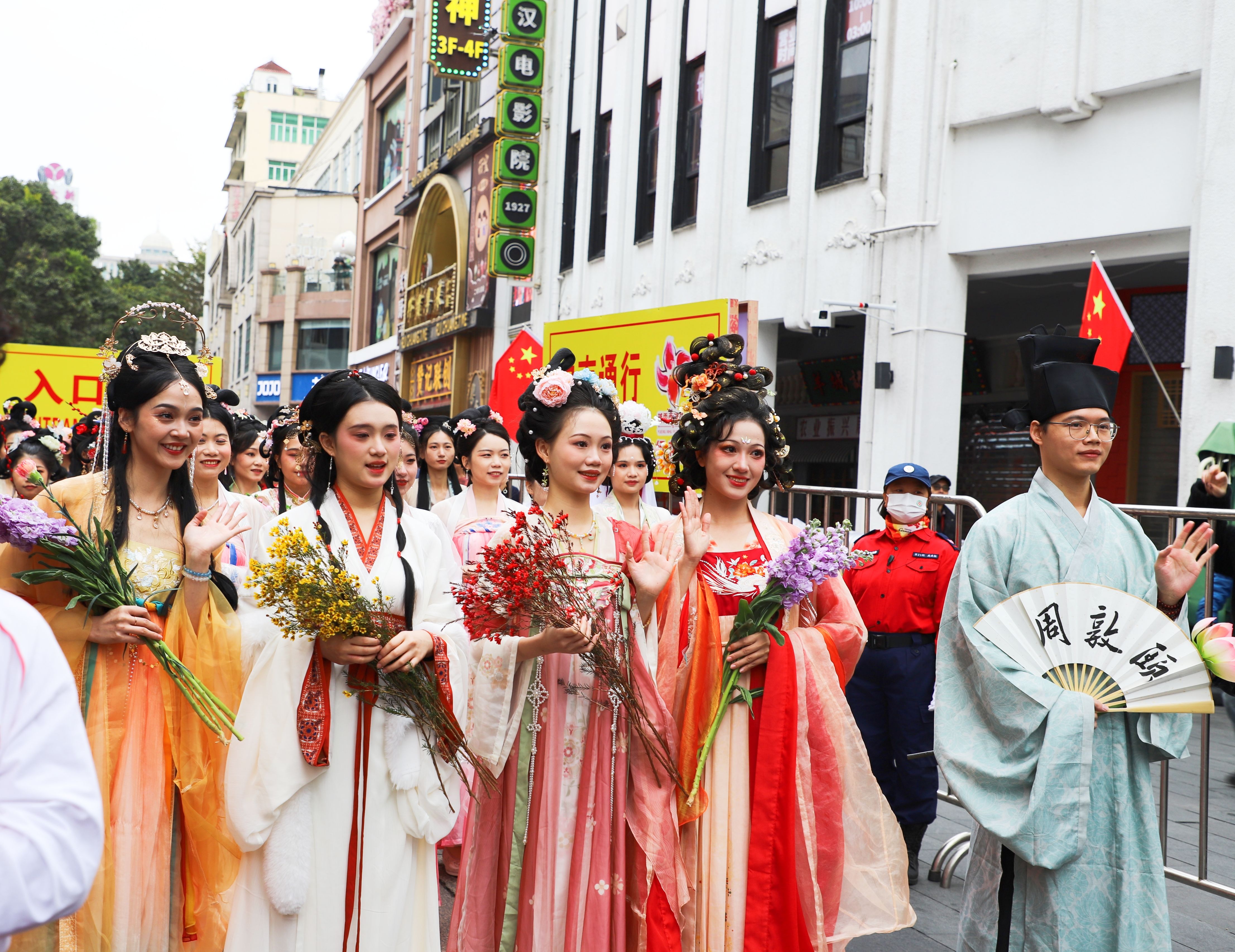 花仙子和素馨花神開始巡游，為市民和游客帶來節(jié)日的祝福和好運。人民網(wǎng) 寧玉瑛攝