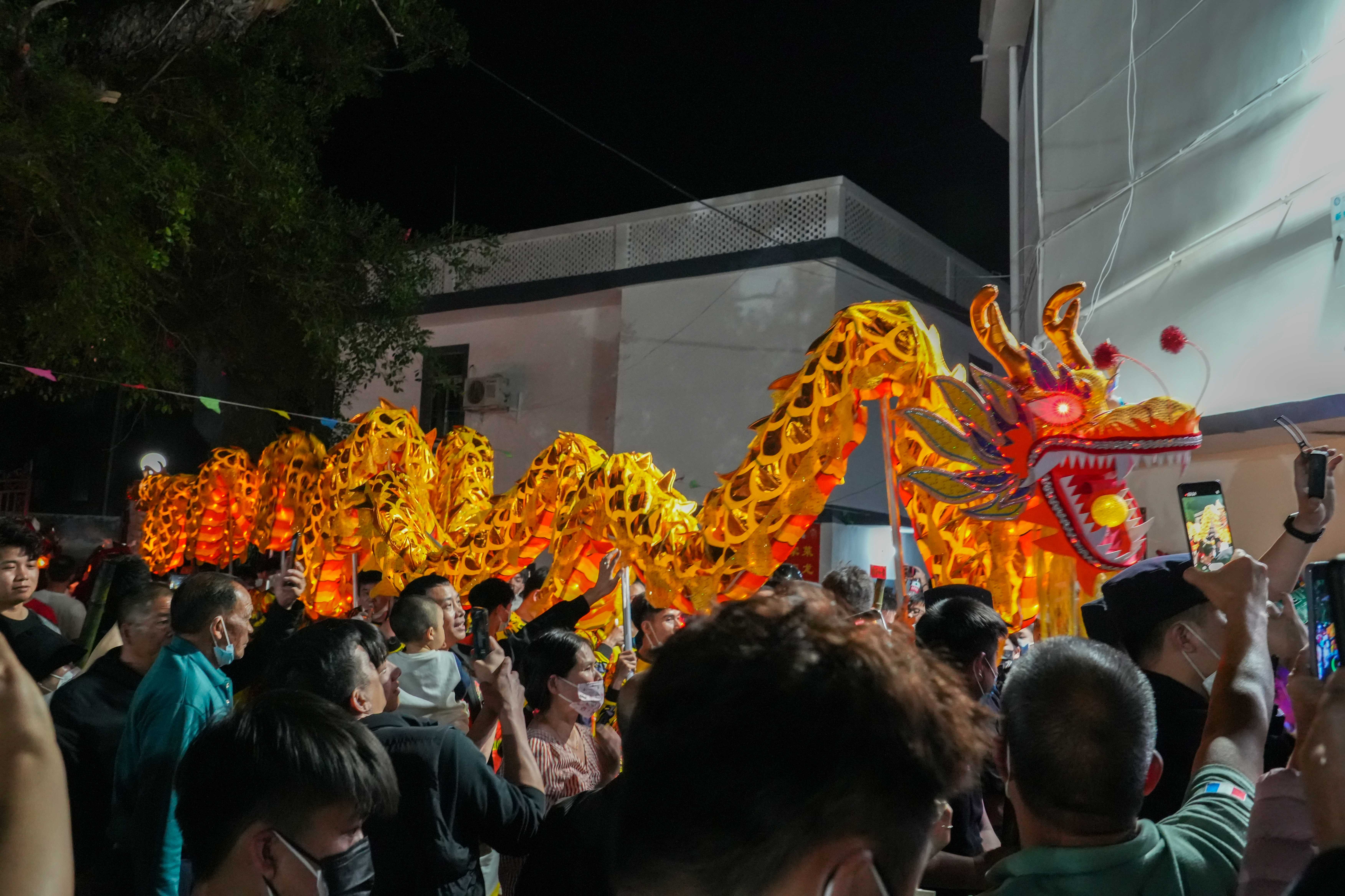 追龍分為兩條，分別是火炬龍（明龍）和香火龍（黑龍）。河源市委宣傳部供圖