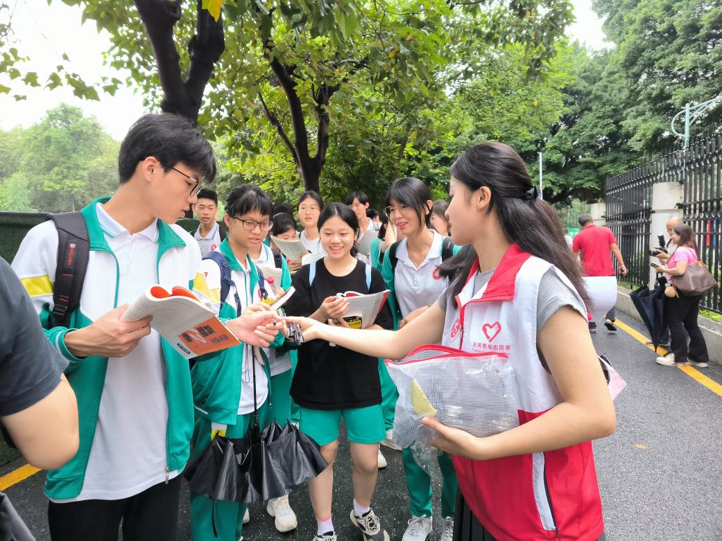 廣州青年志愿者們助力高考。共青團(tuán)廣州市委員會(huì)供圖