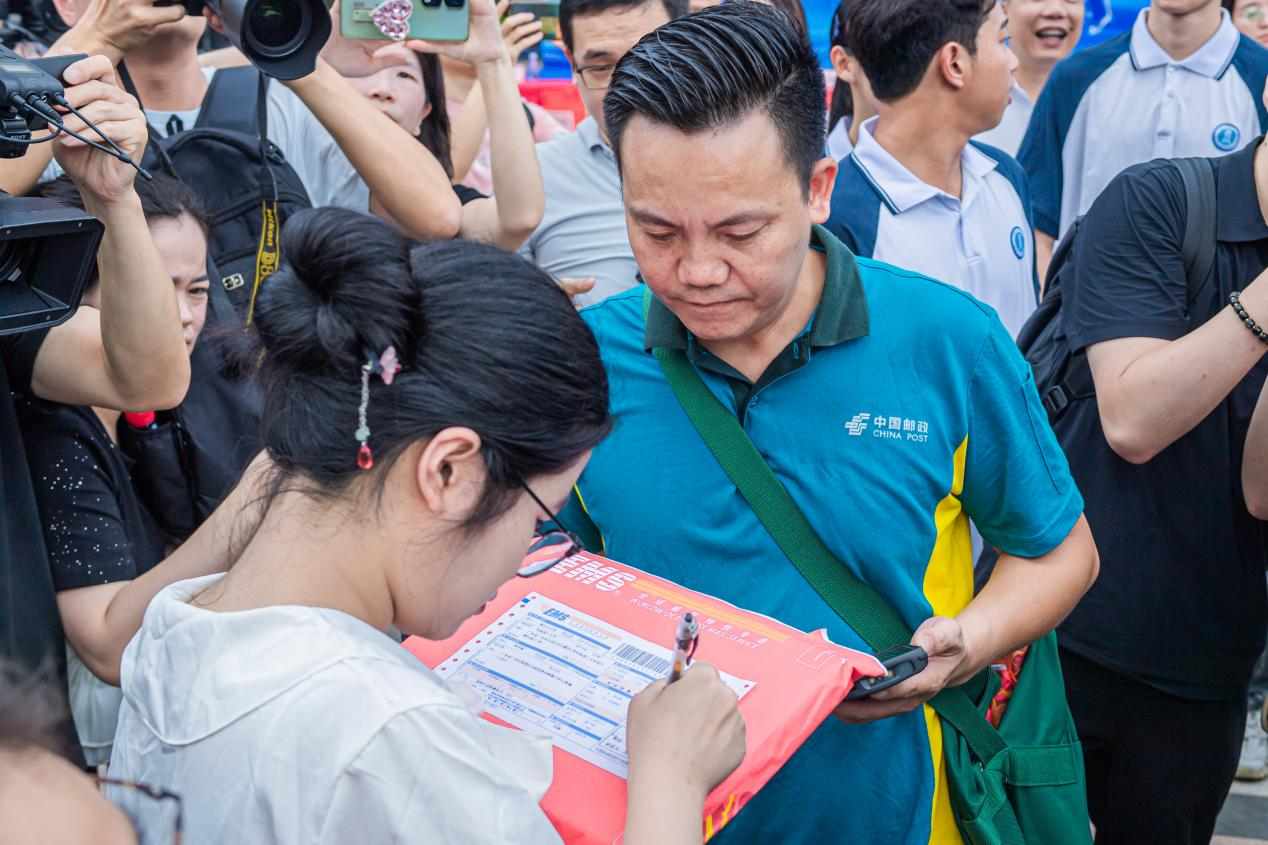 涂蘇藍簽收錄取通知書。華南理工大學供圖