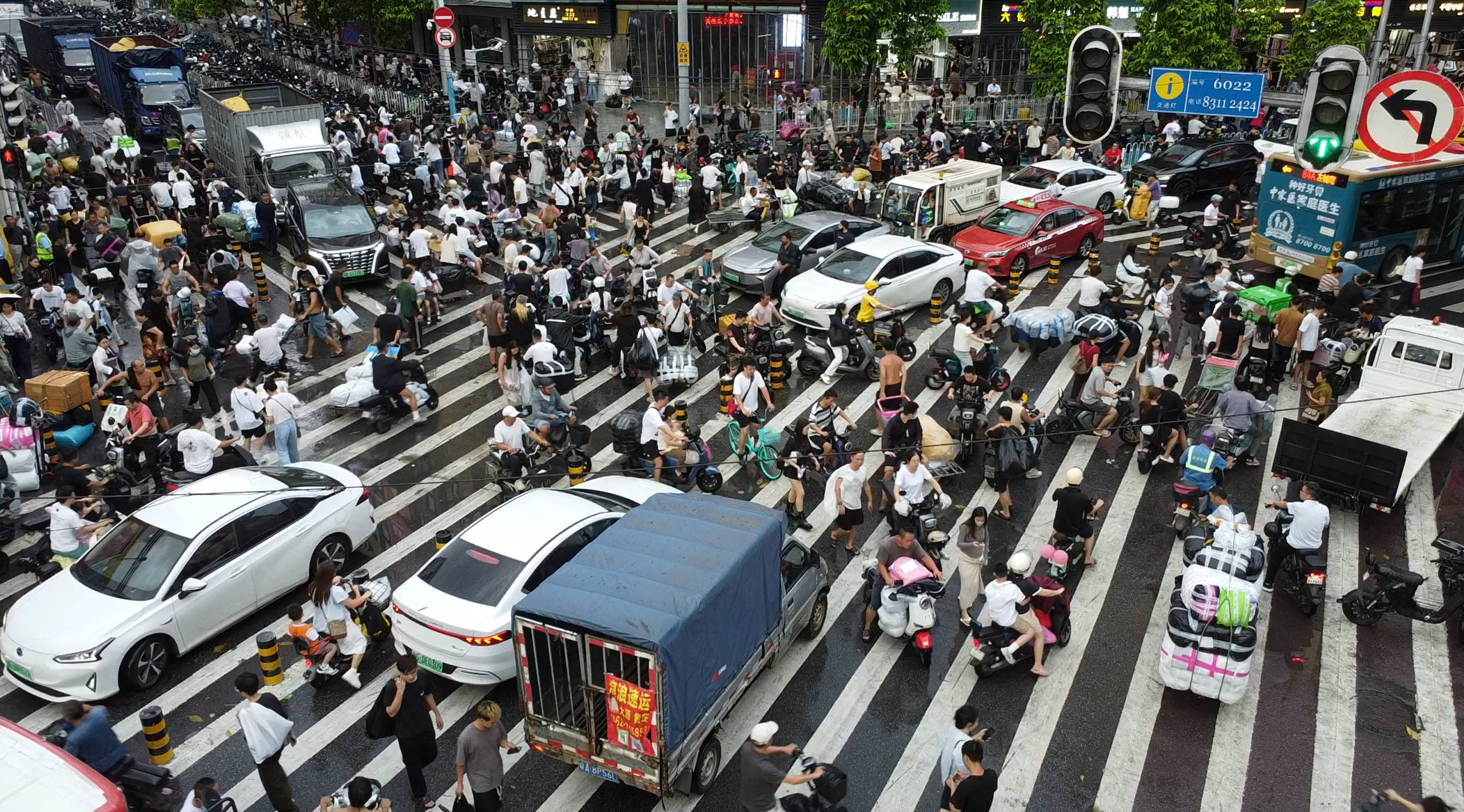 廣州市沙河大街批發(fā)市場周邊。何善福攝