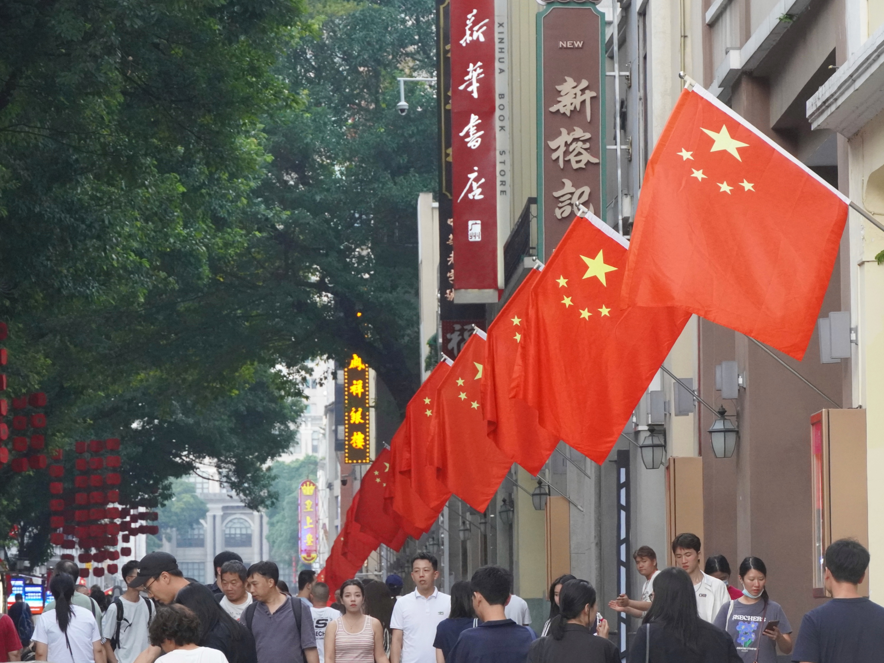 國(guó)慶將至，在廣州市越秀區(qū)北京路，一面面五星紅旗迎風(fēng)飄揚(yáng)，節(jié)日氛圍濃厚。人民網(wǎng)  王雅蝶攝