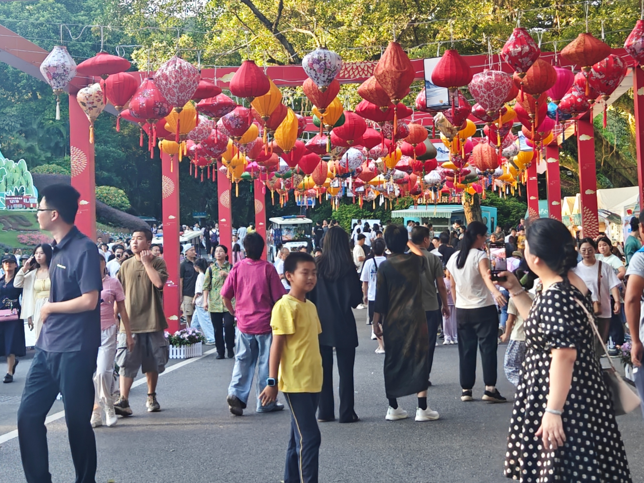 國慶假期，在廣州市白云山風(fēng)景名勝區(qū)，美麗景致躍然眼前，人們駐足拍照。人民網(wǎng) 王雅蝶攝