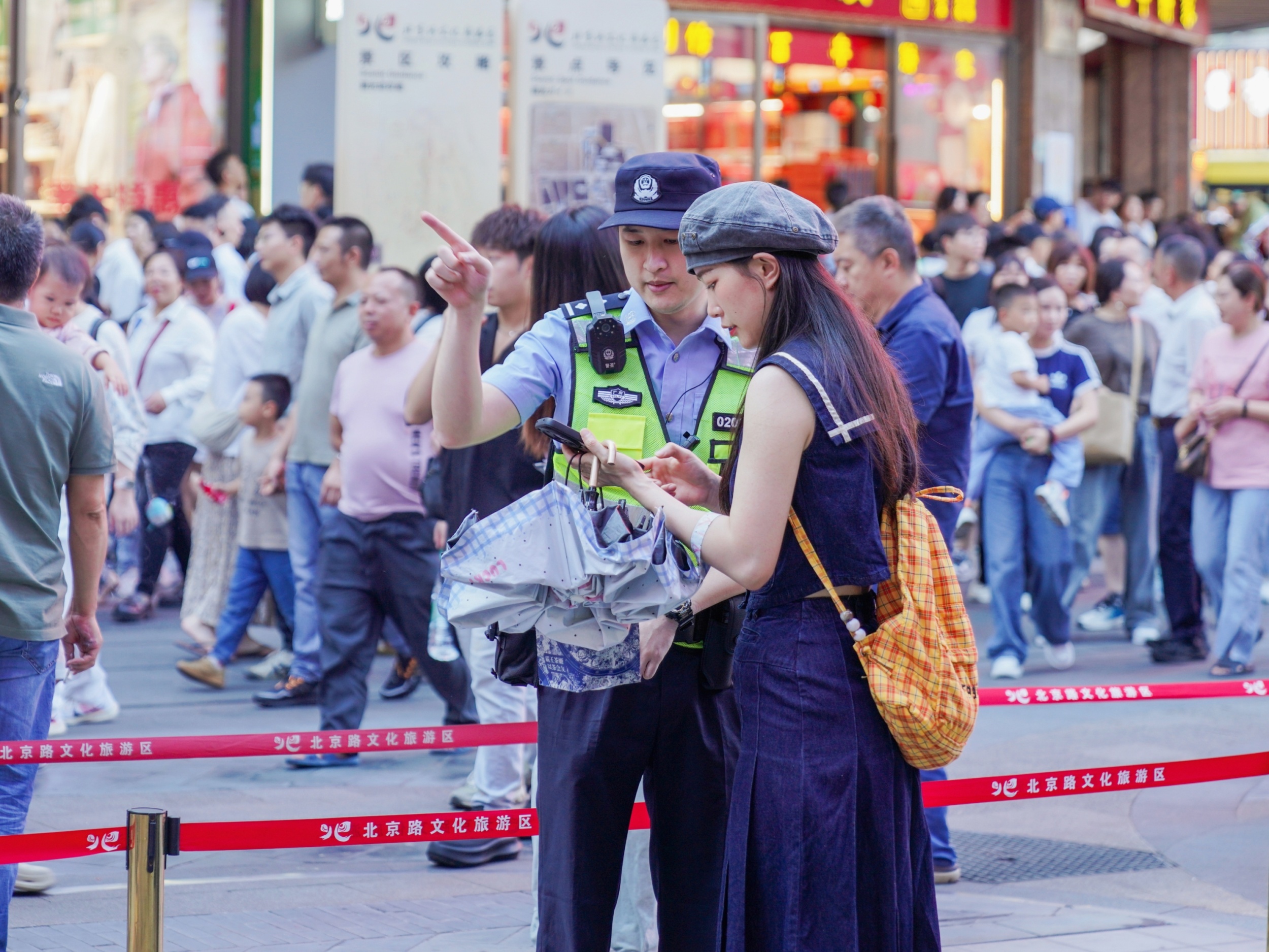 今年國慶假期，廣東警方守護群眾平安過節(jié)。廣州市公安局供圖