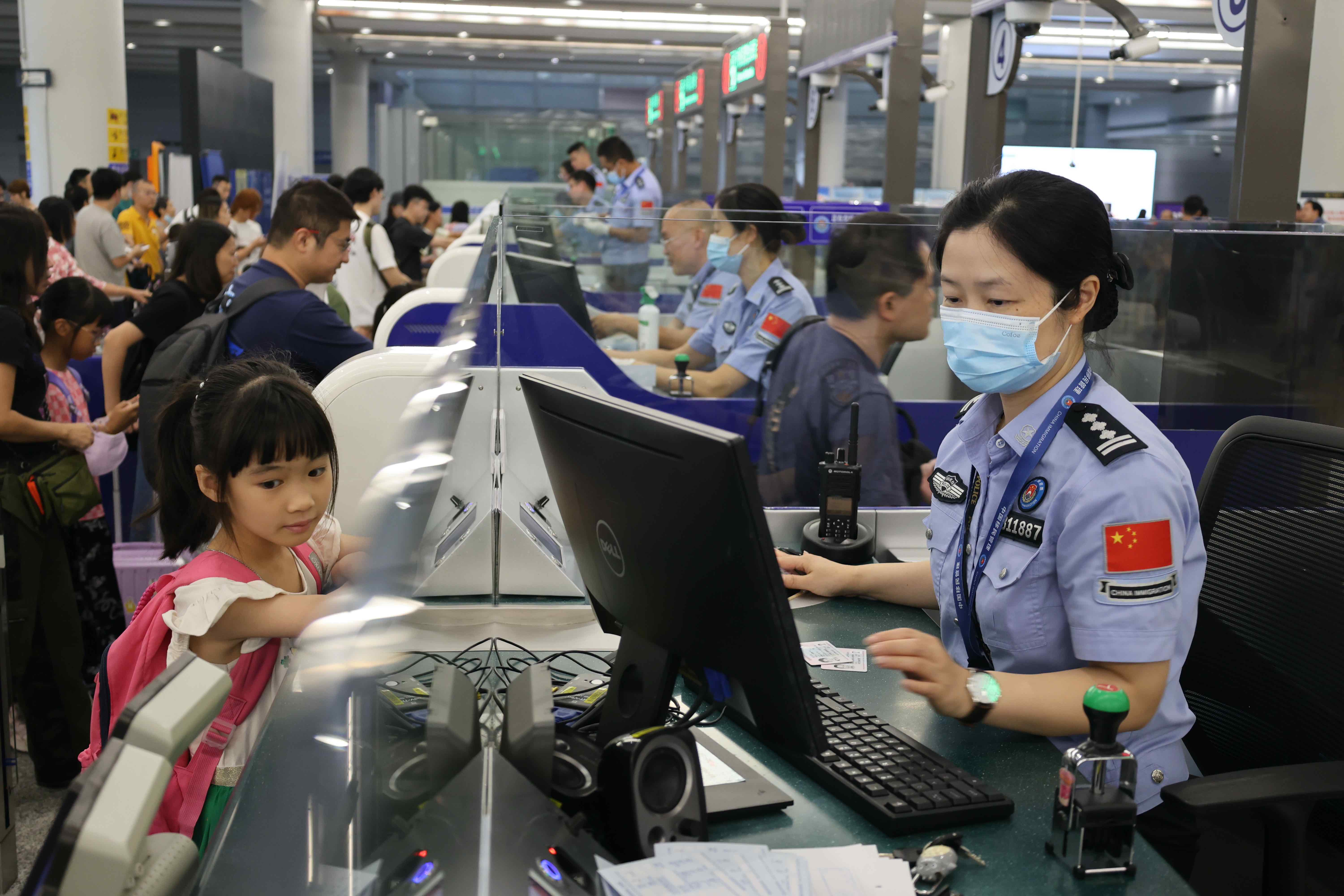 邊檢部門保障游客高效通關(guān)。港珠澳大橋邊檢站供圖