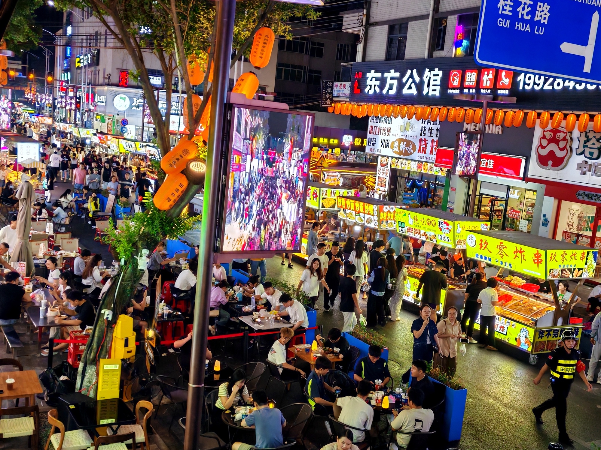 在夜市感受老城煙火氣。人民網 寧玉瑛攝